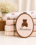 TELAIO RICAMATO PERSONALIZZATO QUADRETTI ROSA E PANNA
